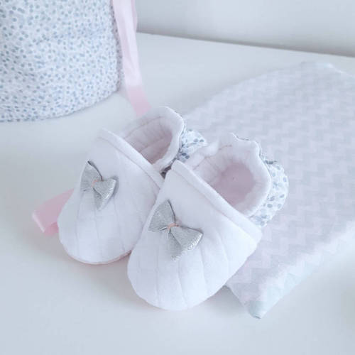 Chaussons Bebe Molletonne Chaussons Blanc Gris Et Rose Chausson Bebe En Tissus Chaussons Matelasse Blanc Mode Bebe Fille Chausson Bebe Un Grand Marche