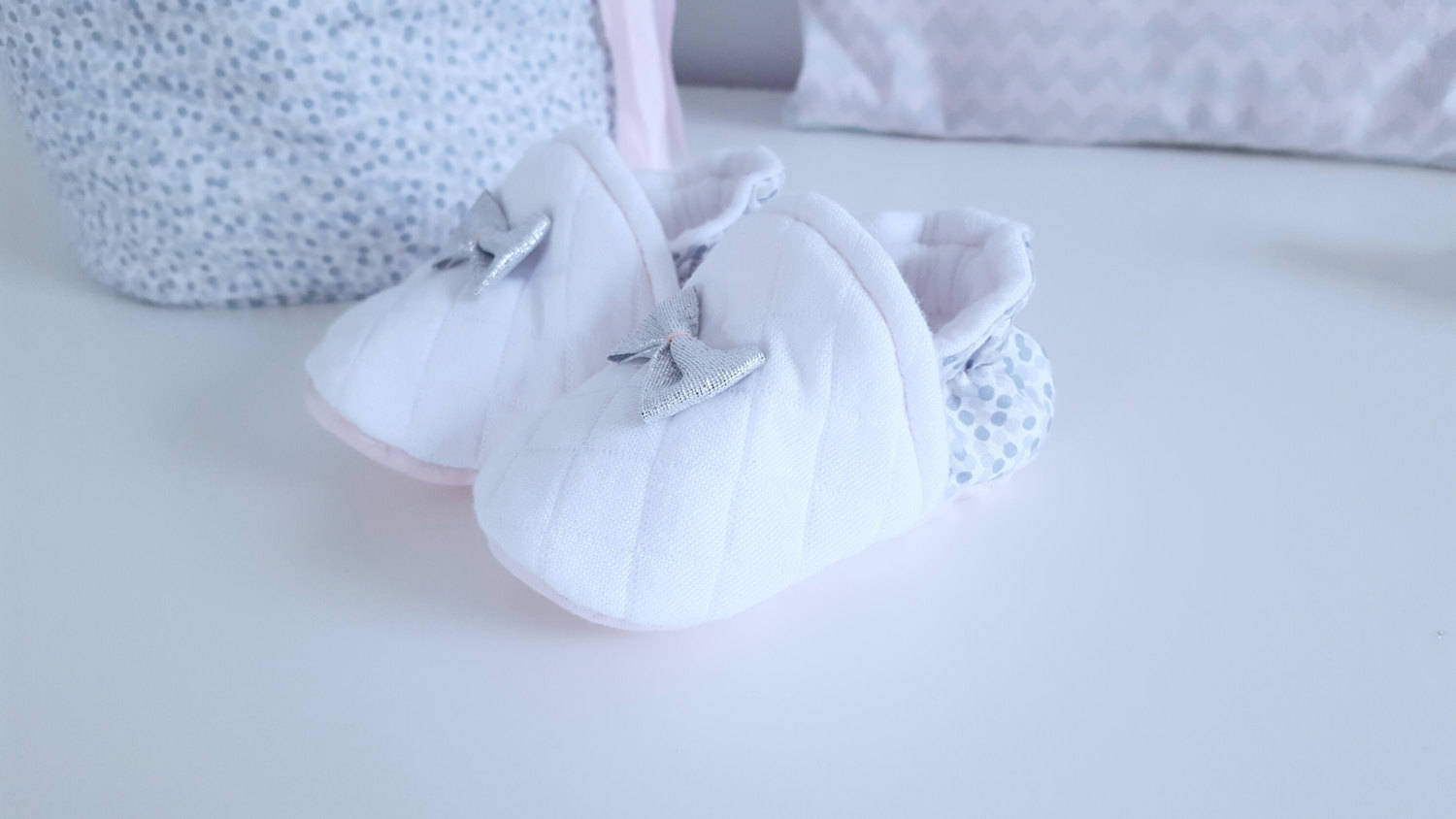 Chaussons Bebe Molletonne Chaussons Blanc Gris Et Rose Chausson Bebe En Tissus Chaussons Matelasse Blanc Mode Bebe Fille Chausson Bebe Un Grand Marche