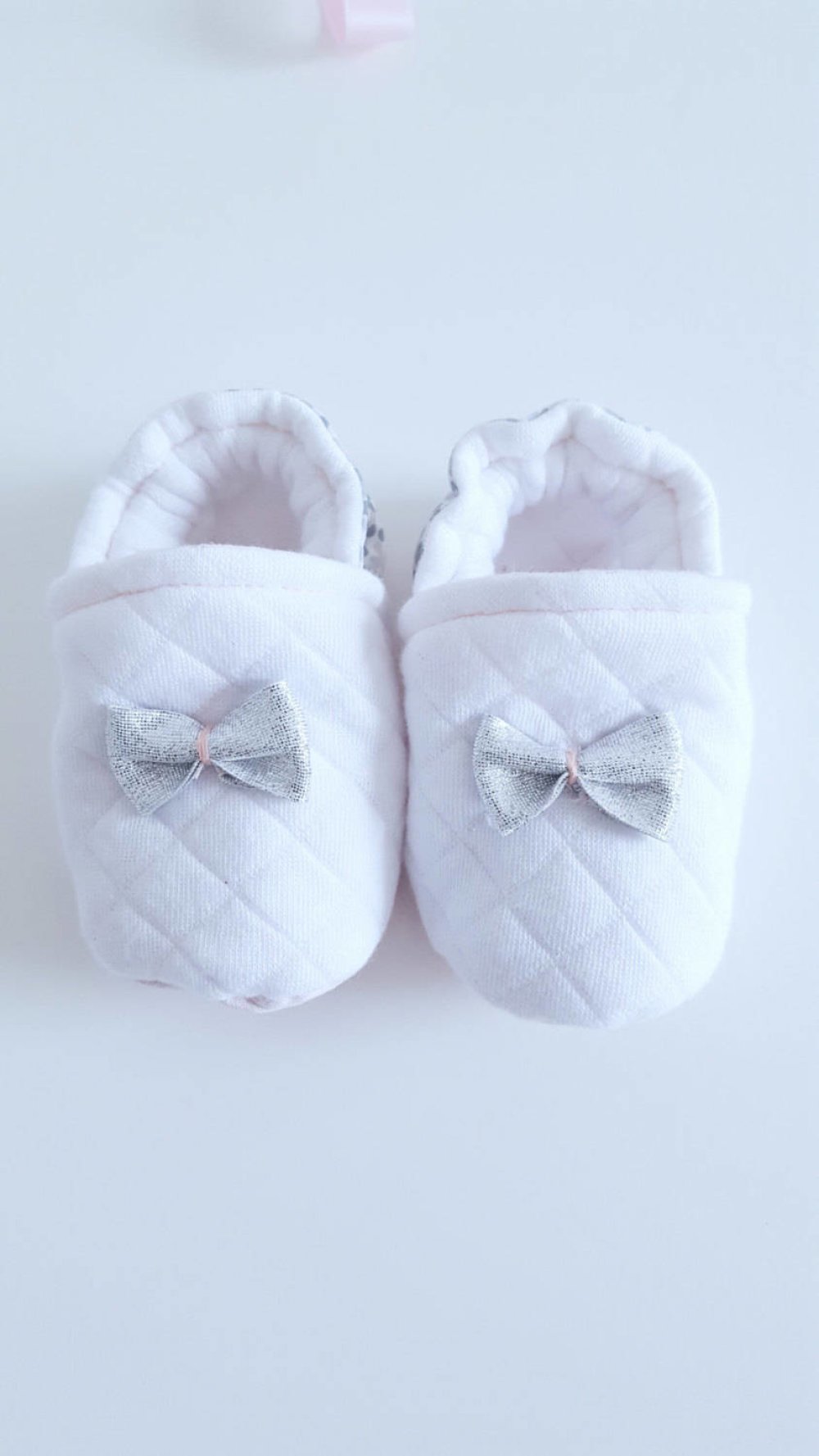Chaussons Bebe Molletonne Chaussons Blanc Gris Et Rose Chausson Bebe En Tissus Chaussons Matelasse Blanc Mode Bebe Fille Chausson Bebe Un Grand Marche