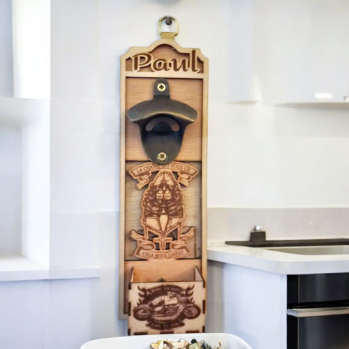 Décapsuleur mural en bois gravé personnalisé
