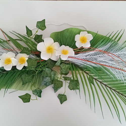 Large suspension florale exotique : fleurs frangipane, feuille de palmier