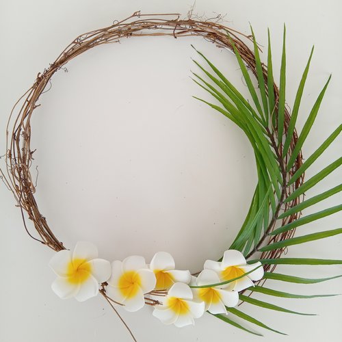 Couronne de vigne exotique (feuille palmier, fleurs frangipane) - hauteur 42 cm