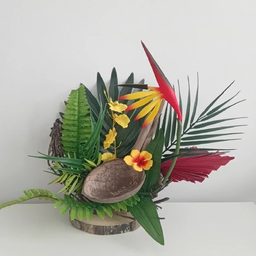 Bouquet floral exotique sur grand rondin de bois