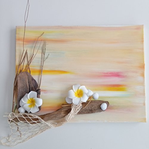 Tableau abstrait peint avec décor tropical (bois flotté/fleur frangipane,coquillage,filet de pêche)