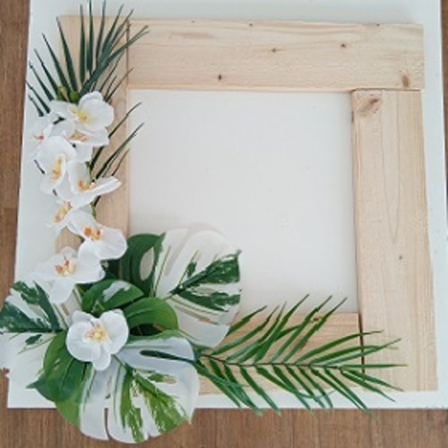 Grand encadrement mural exotique en bois avec bouquet tropical