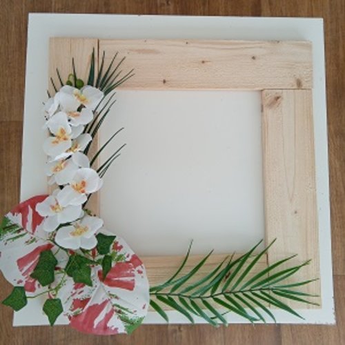 Grand encadrement mural exotique en bois avec bouquet tropical
