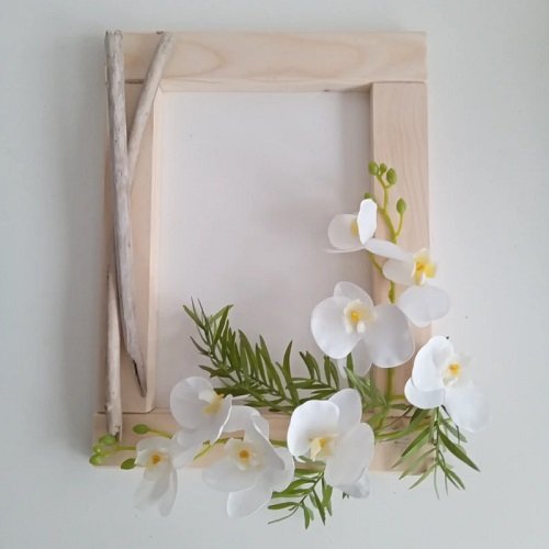 Encadrement mariage :  exotique en bois / fleurs frangipane 30x36 cm