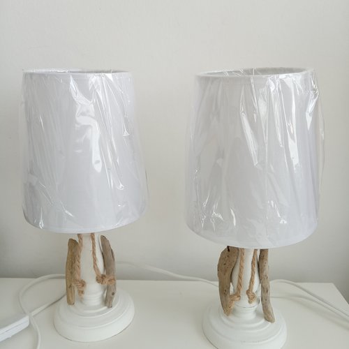 Ensemble de deux lampes blanche avec bois flotté - hauteur 32 cm