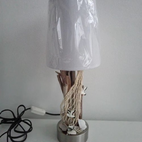 Lampe marine (blanc/argenté) avec bois flotté/filet de pêche/coquillages - haut 40 cm