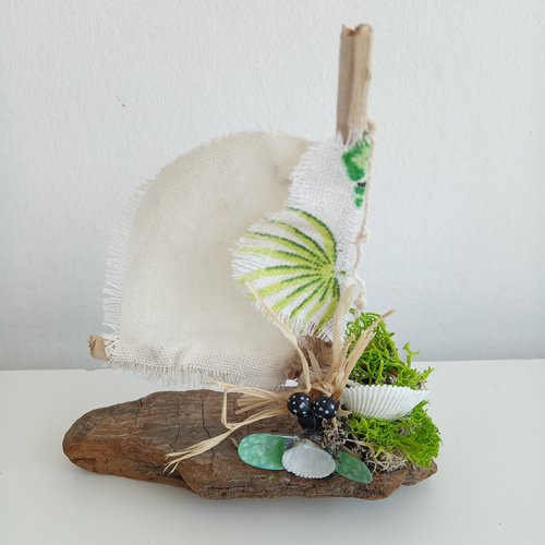 Voilier tropical  en bois flotté - hauteur 14 cm