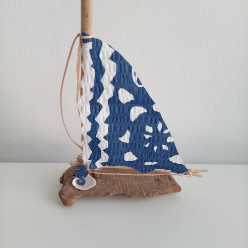 Voilier exotique en bois flotté - hauteur 19 cm