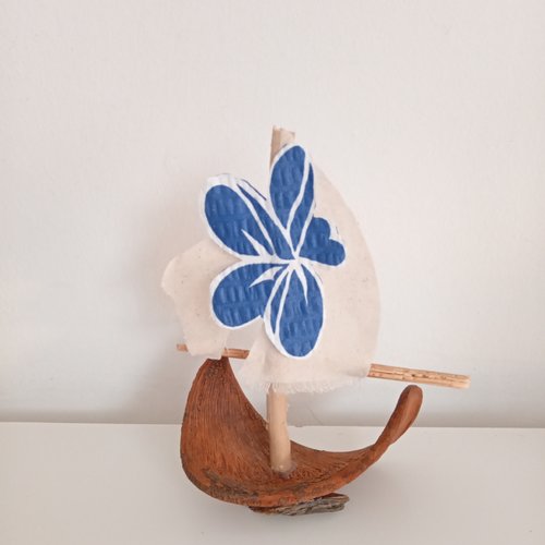 Voilier exotique en bois flotté - hauteur 17 cm