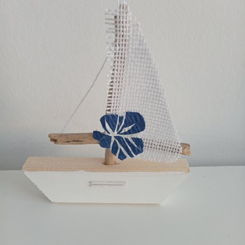 Voilier exotique en bois flotté - hauteur 19 cm