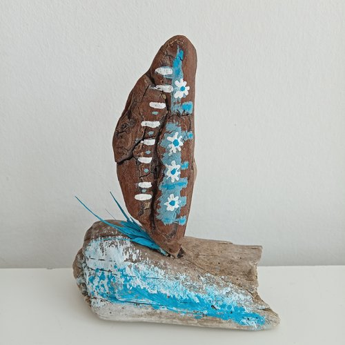Voilier exotique en bois flotté - hauteur 16 cm