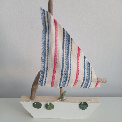 Voilier exotique en bois flotté - hauteur 16 cm