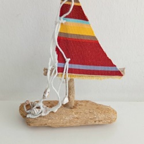 Voilier exotique en bois flotté - hauteur 18 cm