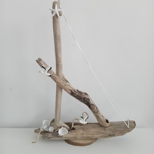 Grand voilier en bois flotté avec mini mouettes  -  hauteur  39 cm