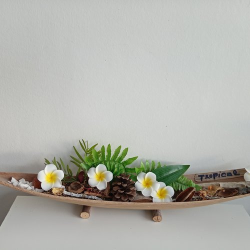 Grande barque en feuille de coco  et décoration ( fleurs séchées et frangipane) - long de 69 cm
