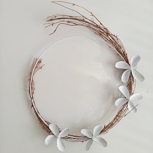 Suspension marine  : couronne de vigne/acier avec fleurs en coquillages