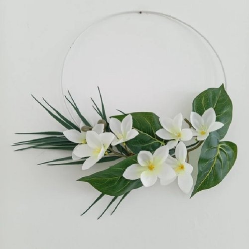Couronne murale exotique avec fleurs blanches