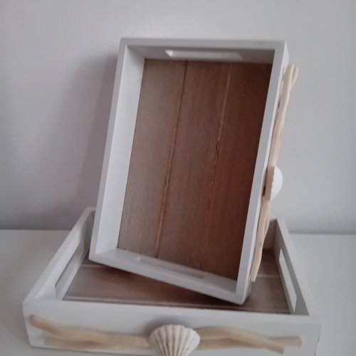Lot de 2 plateaux  en bois blanc/beige avec bois flotté et coquillages