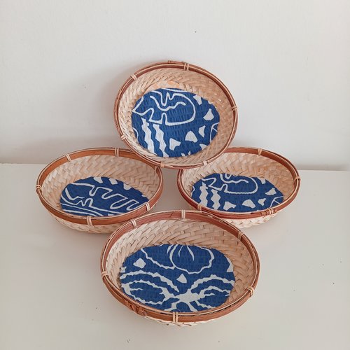 Souvenir ile de la réunion : lot de 4 paniers en bambou tissé et tissu exotique bleu/blanc
