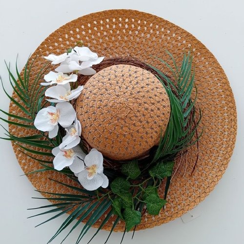 Chapeau décoratif exotique avec fleurs frangipane