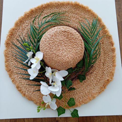 Décoration murale : chapeau en paille exotique (orchidées, feuille palmier) - 50 cm de diamètre