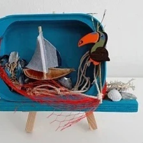 Décor marin avec boite de sardine peint et toucan