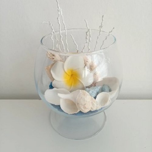Gros verre avec sable bleu/coquillages/bois flotté/fleurs frangipane