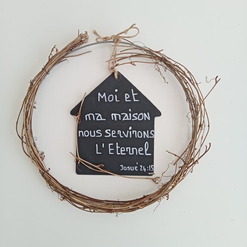 Décoration chrétienne : maison en bois dans couronne de vigne