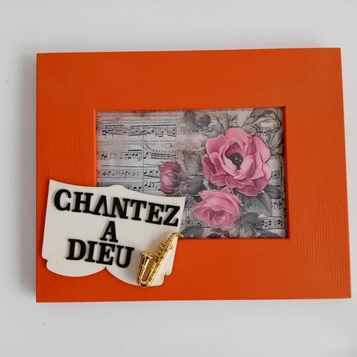 Décoration chrétienne à suspendre : cadre orangé "chantez à dieu"