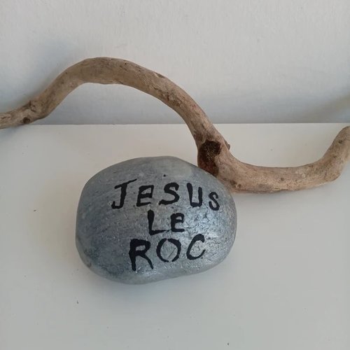 Décoration chrétienne : grosse pierre avec inscription" jésus le roc"