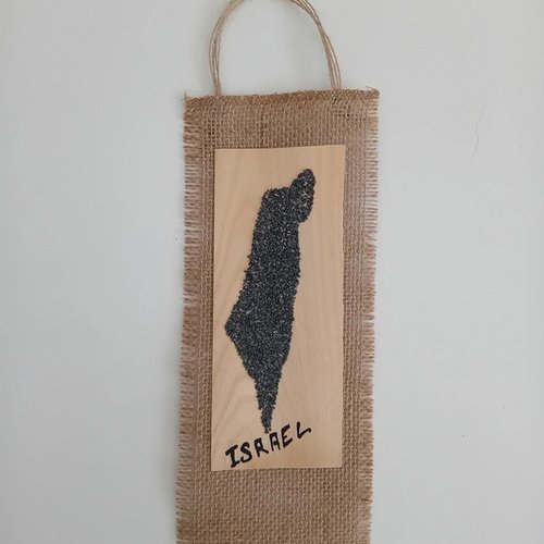 Petite suspension murale en toile de jute  avec carte d'israël en sable - 31x10 cm
