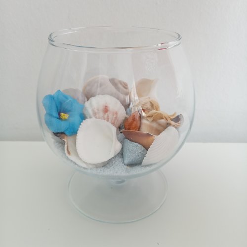 Grand verre décorative polynésie avec sable bleu,coquillages, fleur frangipane bleu