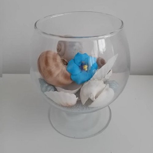 Grand verre décorative polynésie en avec sable bleu et coquillages, fleur frangipane bleu