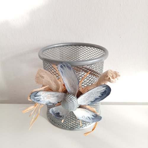 Pot à crayon en métal et fleur en coquillages