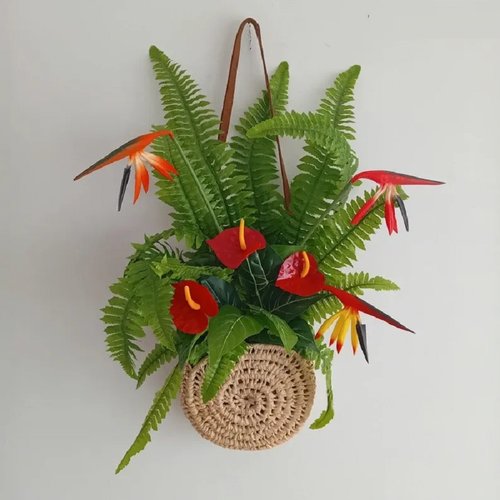 A suspendre  :grand bouquet florale exotique (anthurium rouge/fougère, oiseaux de paradis) dans sac en rotin