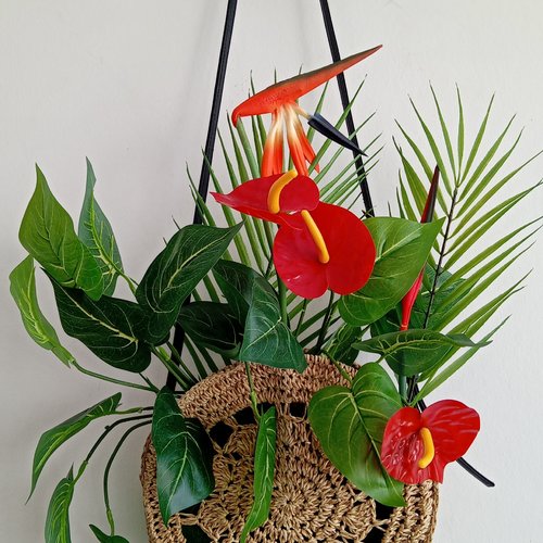 A suspendre  : grand bouquet florale exotique (anthurium rouge/oiseaux de paradis, feuille palmier) dans sac en rotin
