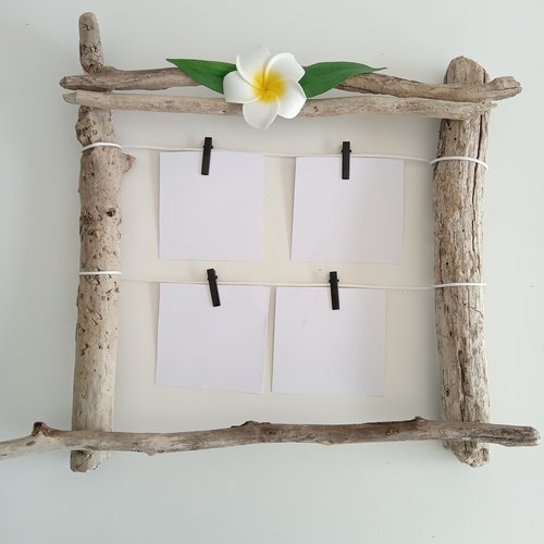 Pêle mêle / porte photos exotique en bois flotté avec fleur frangipane