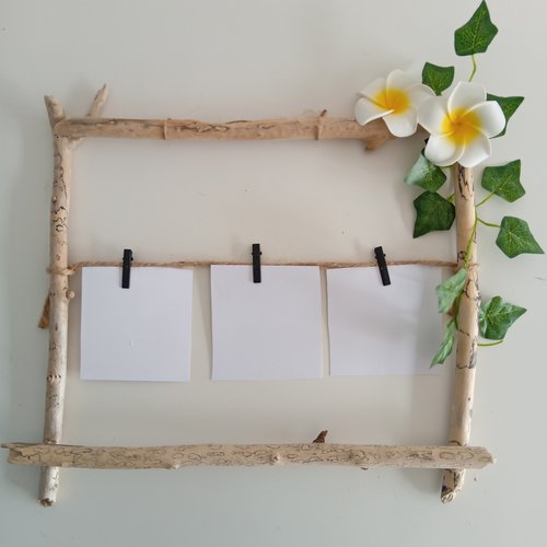 Pêle mêle / porte photo exotique en bois flotté avec fleurs frangipane