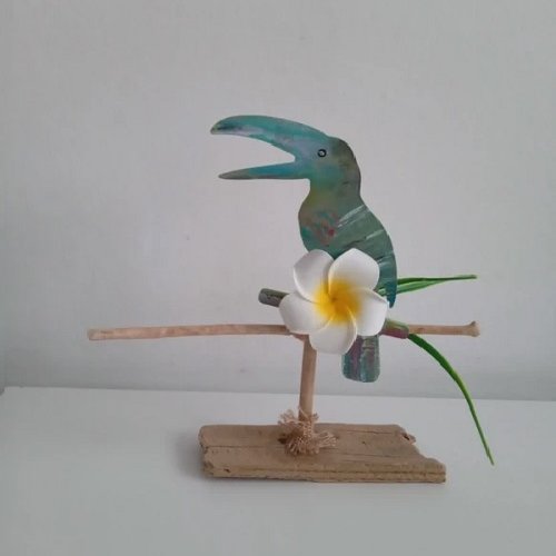 Porte bijoux exotique : toucan en bois peint avec bois flotté