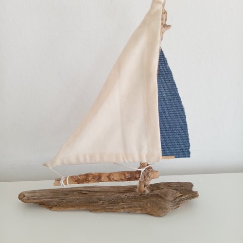 Décoration marine : voilier en bois flotté - hauteur 23 cm