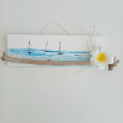 A suspendre  : panneau en bois peint motif voilier avec bois flotté/fleur frangipane
