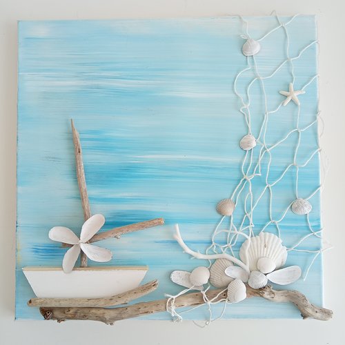 Tableau marin peint avec décor coquillages, voilier et bois flotté,/filet de pêche - 40x43 cm