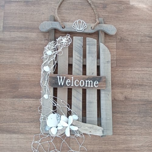 Grand panneaux en bois brut "welcome " avec bois flotté/coquillages/filet de pêche - hauteur 95 cm