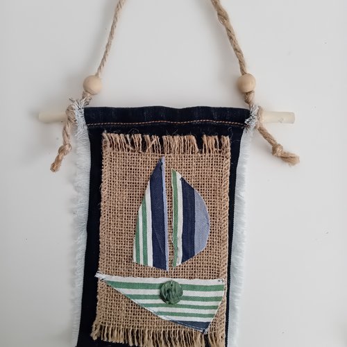 Décoration murale en jeans et toile de jute : voilier