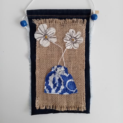 Décoration murale en jeans et toile de jute : pot à fleurs
