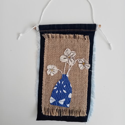 Décoration murale en jeans et toile de jute : pot à fleurs