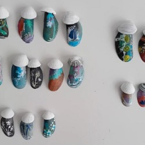 Lot accessoires décoration exotique :  18 coquillages peint